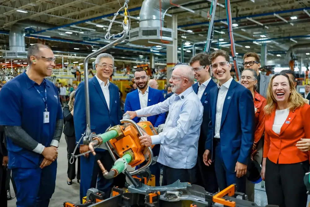 Lula cita gastos com cães no Brasil e diz que chineses “não devem ter esse problema”