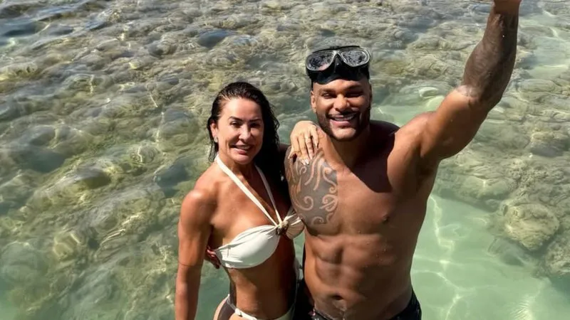 Scheila Carvalho faz “birra” para não deixar a praia e Tony Salles reage: “Bora amor”.