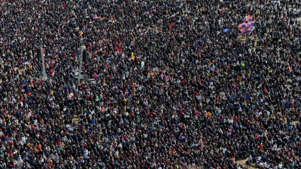Protesto contra Trump leva americanos às ruas de várias cidades dos Estados Unidos.