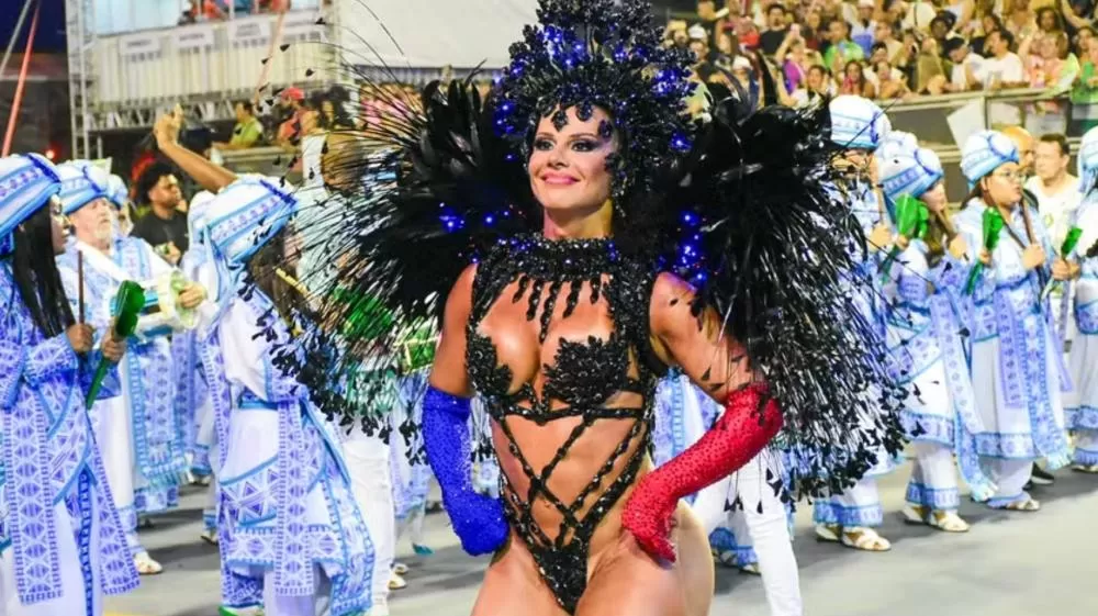 Viviane Araujo rebate comentários sobre hérnia umbilical: 'Não me atinge'.