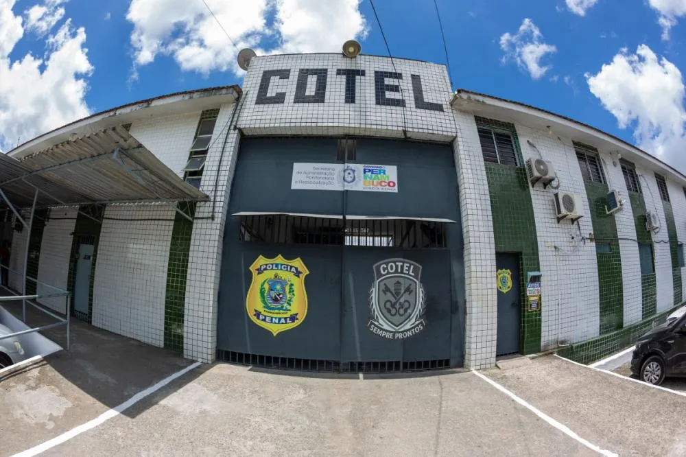 Polícia prende homem suspeito de se esconder em banheiro e matar ex-esposa a facadas em Jaboatão