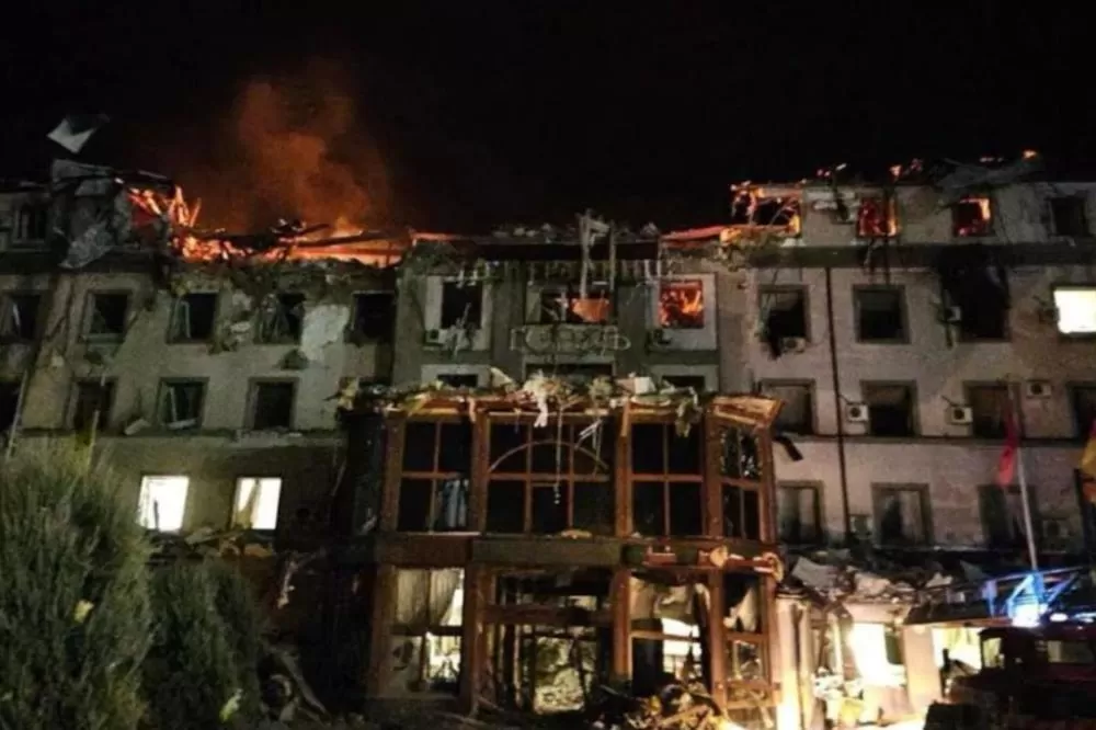 Míssil russo atinge hotel na cidade natal de Zelensky.