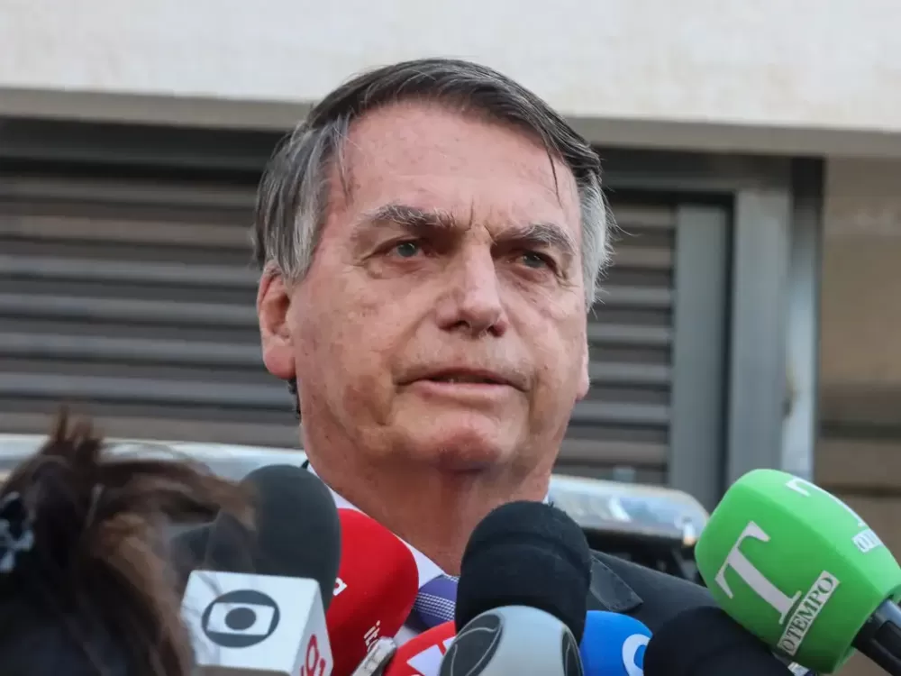 Bolsonaro volta a criticar inelegibilidade e descarta indicar candidato em 2026.