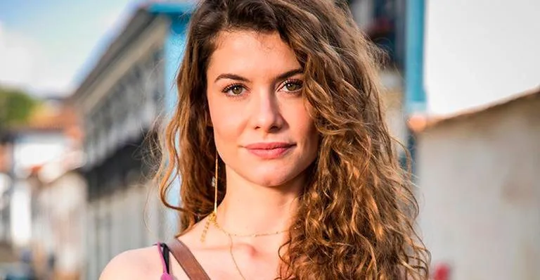 Alinne Moraes deixa seios à mostra e enlouquece internautas