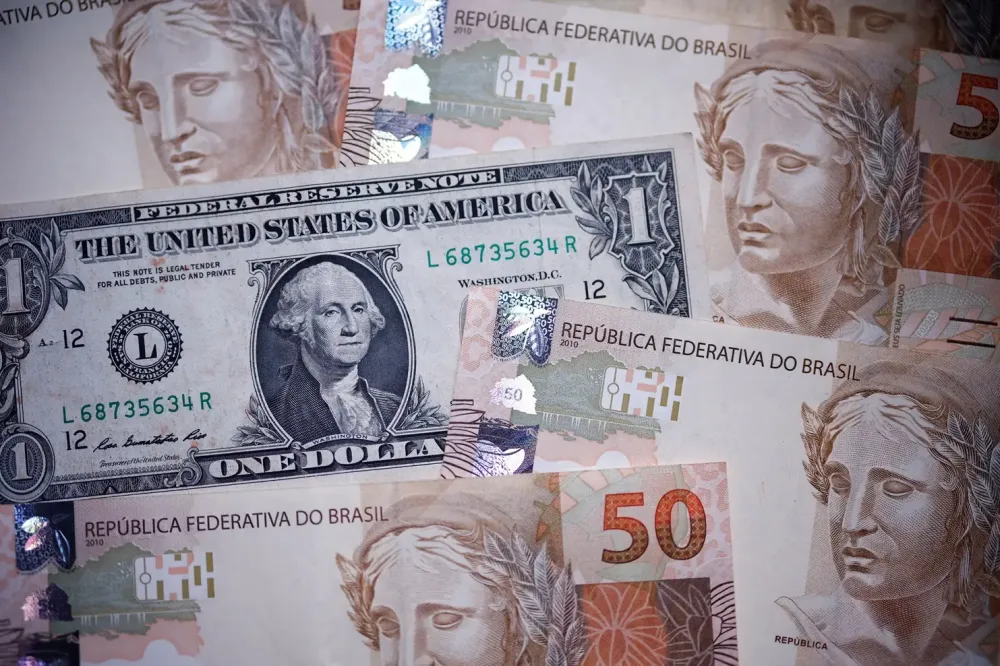 Dólar hoje fecha em leve alta, a R$ 5,24, com investidores de olho em conflito no Irã