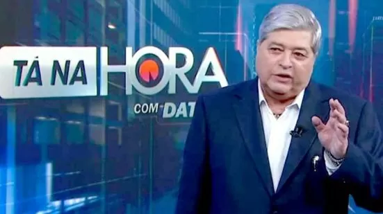 Datena passa mal durante cobertura de assassinato em programa ao vivo.
