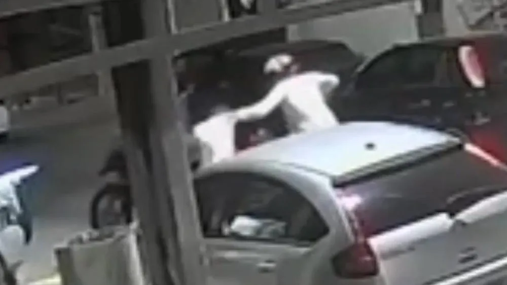 Vítima de atentado a tiros na Jatiúca morre após dias internado; dupla foi presa