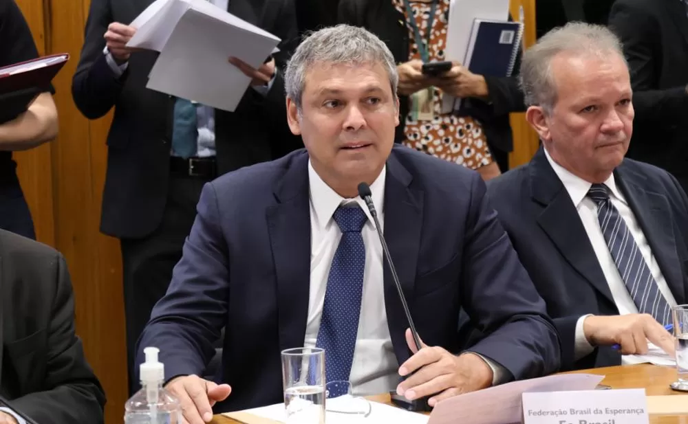 Oposição repudia requerimentos de Lindbergh contra Michelle Bolsonaro.