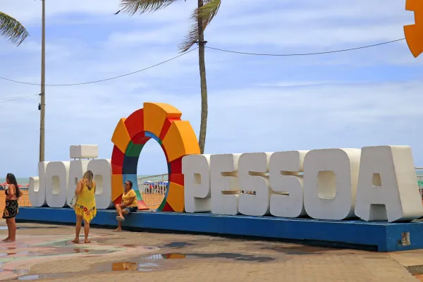 Turistas lotam as praias e elogiam as belezas naturais, tranquilidade e segurança de João Pessoa.