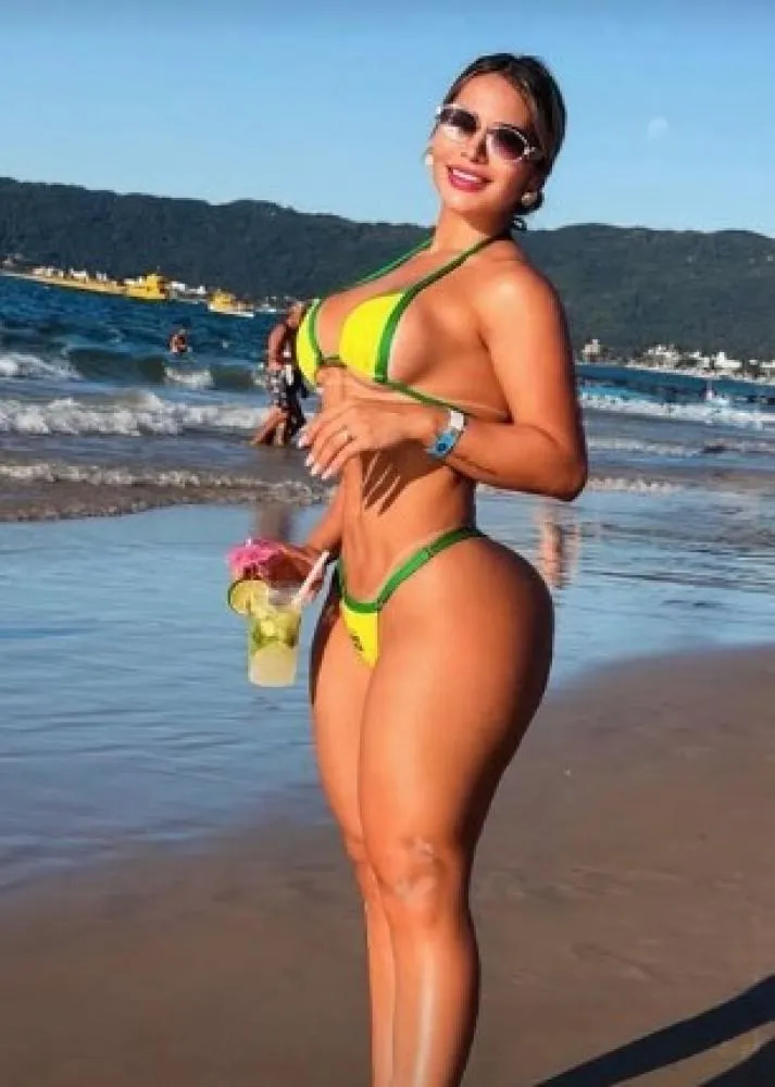 Musa do Olimpia posa de biquíni com as cores do Brasil em praia do México.
