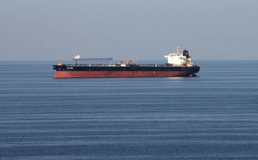 China confirma passagem de três navios pelo Estreito de Ormuz e pede fim da guerra