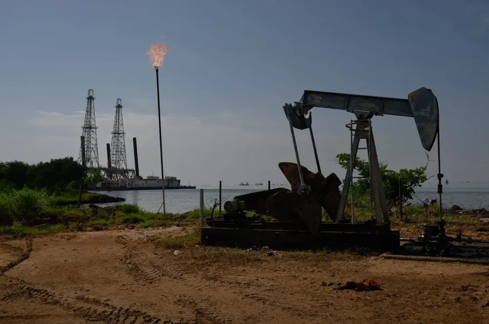Chanceler russo diz que petróleo é razão de mudanças de regime no Irã e na Venezuela.