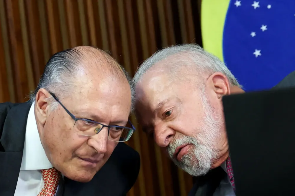 Lula usa reunião ministerial para ensaiar discurso de campanha