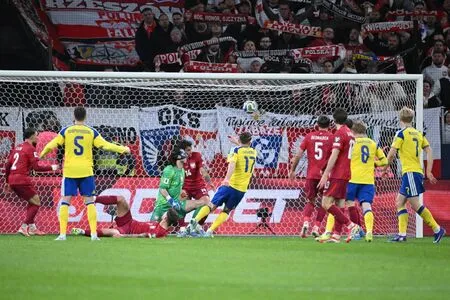 Suécia vence Polônia no finalzinho e tira Lewandowski da Copa do Mundo