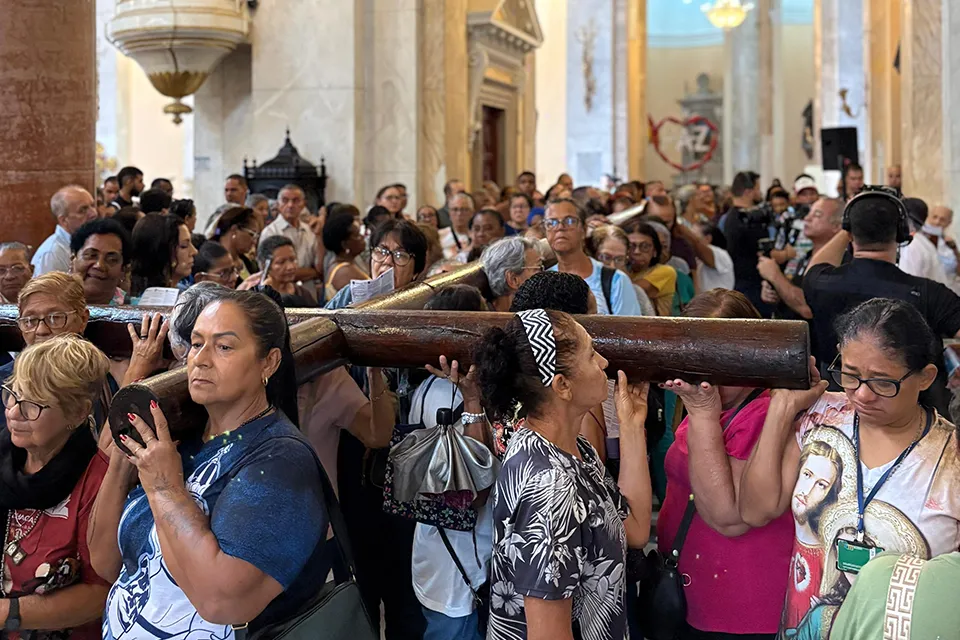 Chuva leva Via Sacra da Fraternidade para dentro da Basílica da Penha, no Recife, pela primeira vez em 27 anos