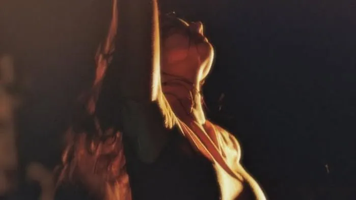 Supermodelo brasileira posa para o namorado em Bali e tatuagem íntima fica à mostra; veja