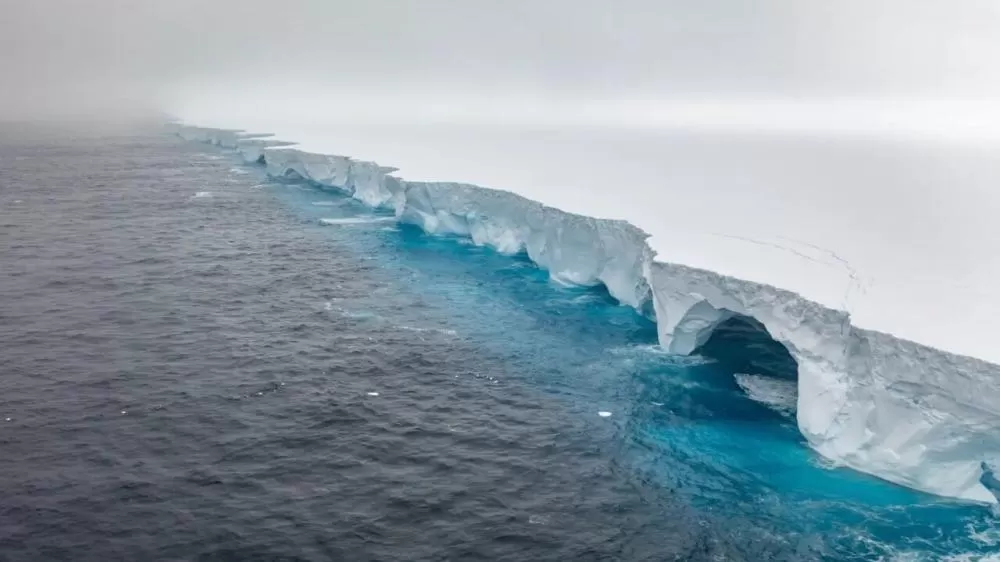 O iceberg A23a revela os perigos das mudanças climáticas e suas consequências globais.