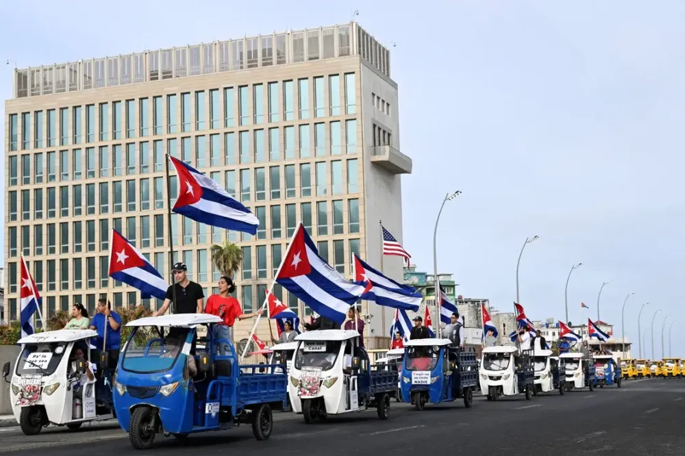 Cubanos fazem caravana de bicicletas e triciclos em protesto contra sanções dos EUA