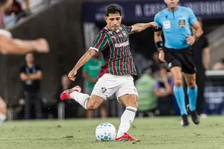 Esposa de Savarino rebate capitão da Venezuela após crítica ao jogador do Fluminense