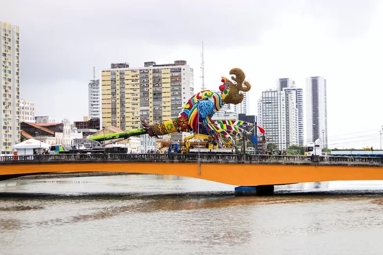 Galo Gigante: símbolo do Carnaval do Recife é desmontado na Ponte Duarte Coelho.