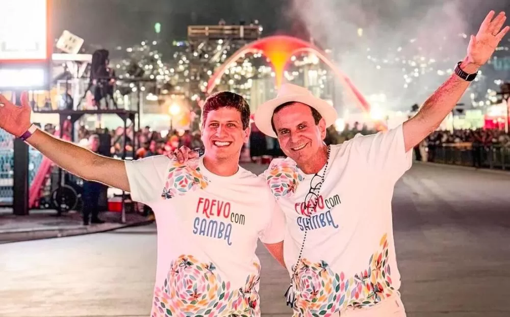 João Campos se rende a convite do prefeito do Rio e prestigia desfile das campeãs na Sapucaí.
