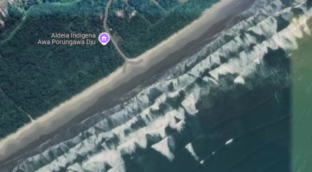 Avião de pequeno porte cai no litoral de São Paulo.