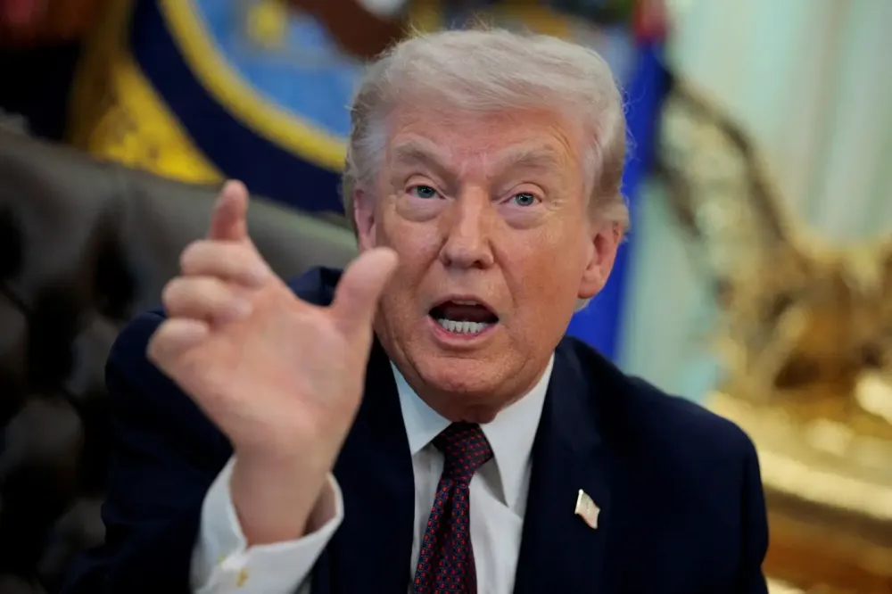 Trump promete mais ataques à infraestrutura do Irã enquanto nações buscam abrir Ormuz