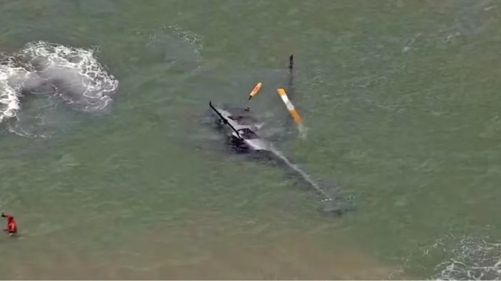 Helicóptero cai no mar da praia da Barra da Tijuca, no Rio; Guarda-vivas resgata três pessoas