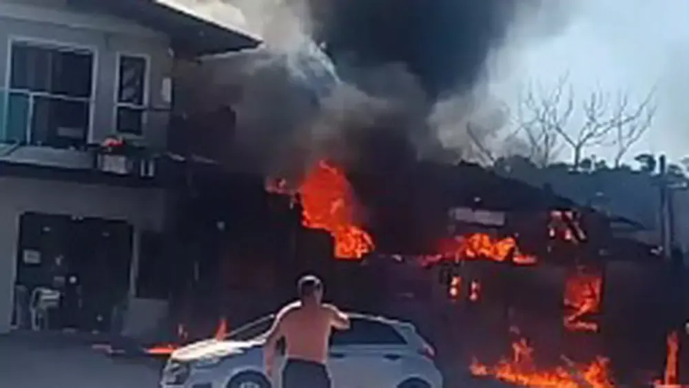 Avião cai sobre restaurante no RS e deixa pelo menos três mortos em Capão da Canoa; veja vídeo