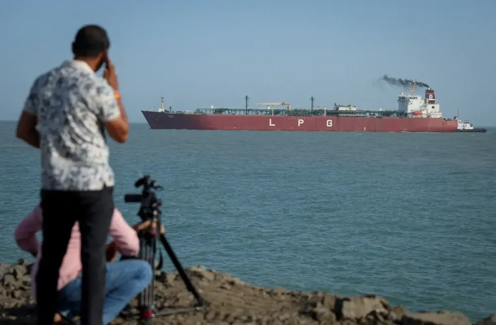 Navios francês e japonês fazem primeiras travessias pelo Estreito de Ormuz