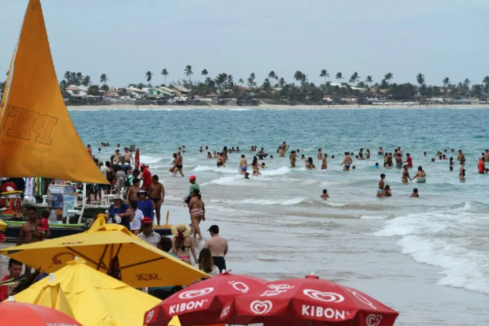 Três homens são presos por suspeita de tráfico de drogas em Porto de Galinhas