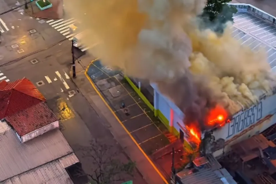 Incêndio atinge supermercado na Zona Norte do Recife
