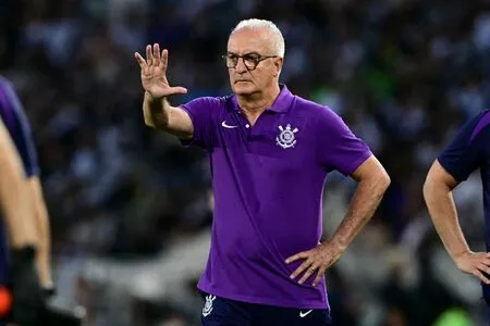 Dorival Júnior é demitido do Corinthians após derrota para o Internacional.