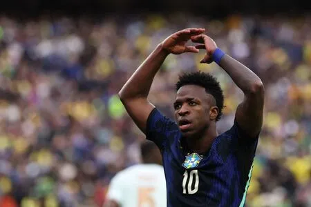 Vini Jr cita racismo no jogo entre Espanha e Egito e exalta Yamal: “É importante que ele fale”