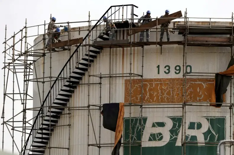 Governo avalia zerar imposto sobre querosene para conter alta de passagens, diz TV