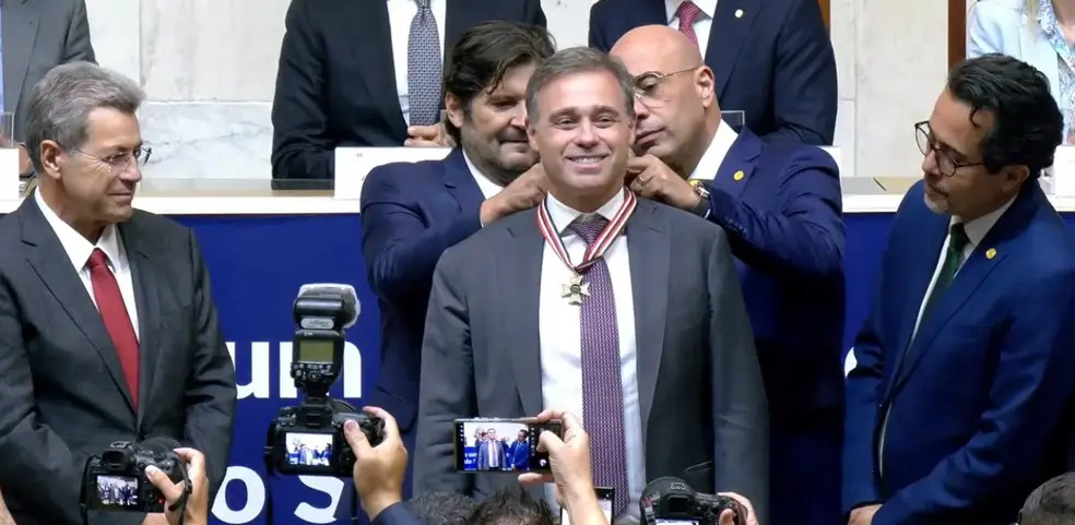 Ao lado de Tarcísio e Messias, André Mendonça recebe homenagem na Alesp