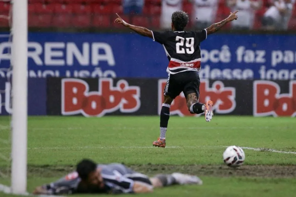 Vitória suada: Santa Cruz supera Itabaiana em jogo marcado por chuva intensa e queda de energia