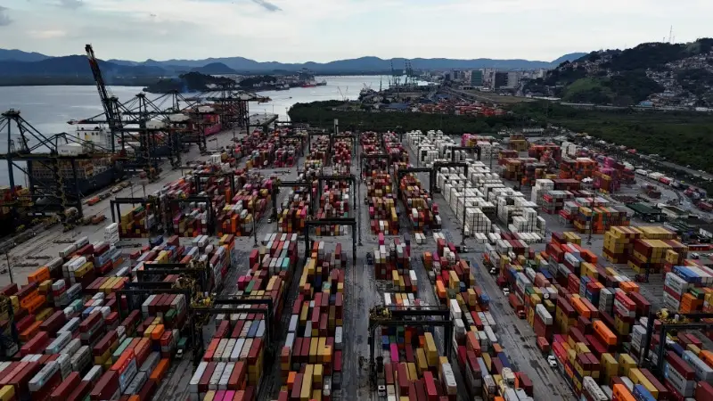 Brasil tem superávit de US$ 6,4 bi em março, abaixo das projeções do mercado