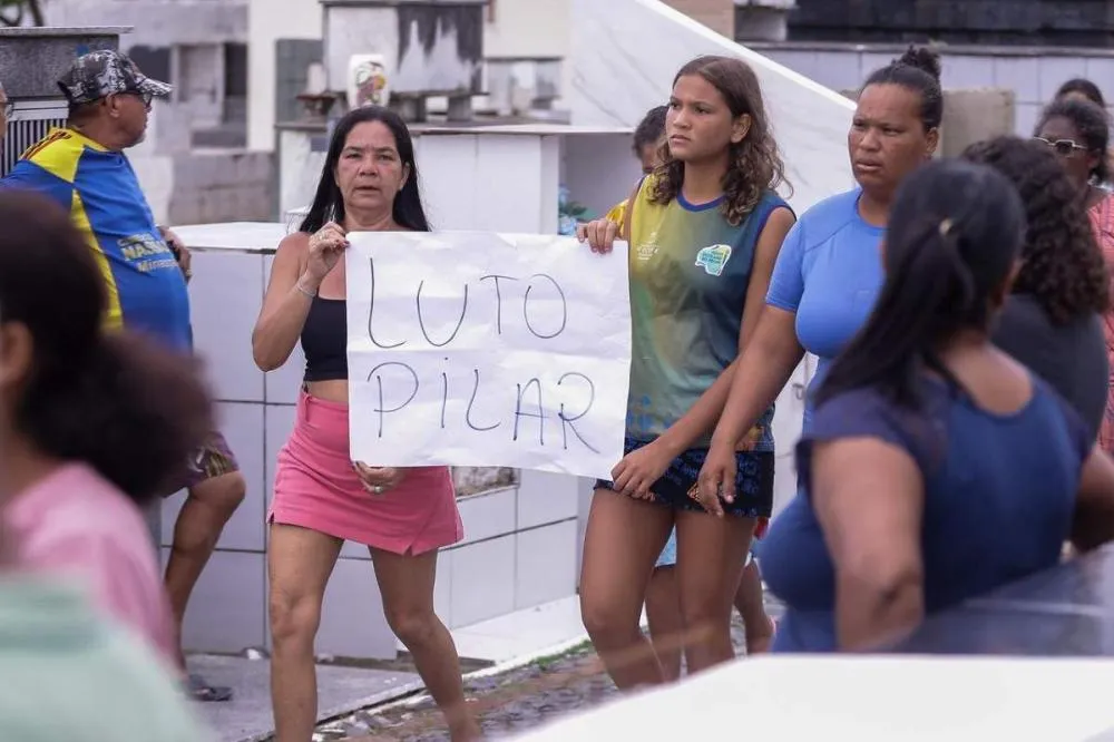 Homenagens e indignação marcam velório de casal morto em desabamento de muro na comunidade do Pilar, no Recife
