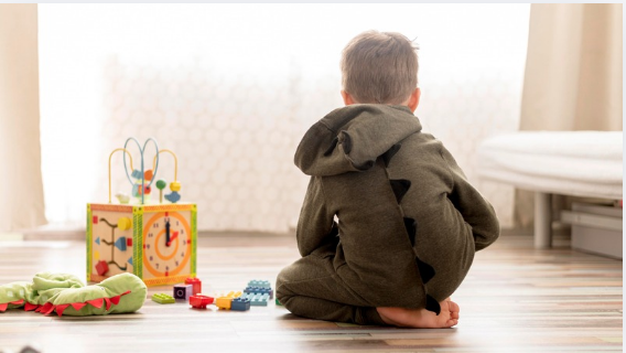 Mãe e padrasto são presos por tortura de criança e tentam culpar cachorro