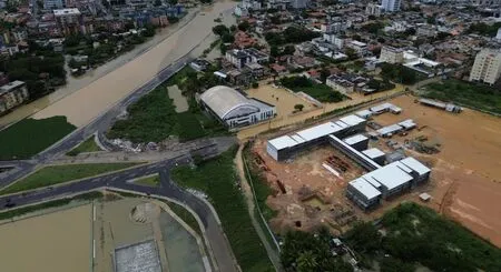 Chuvas: Canal do Fragoso transborda em Olinda, e população sofre com alagamentos nesta terça (7)