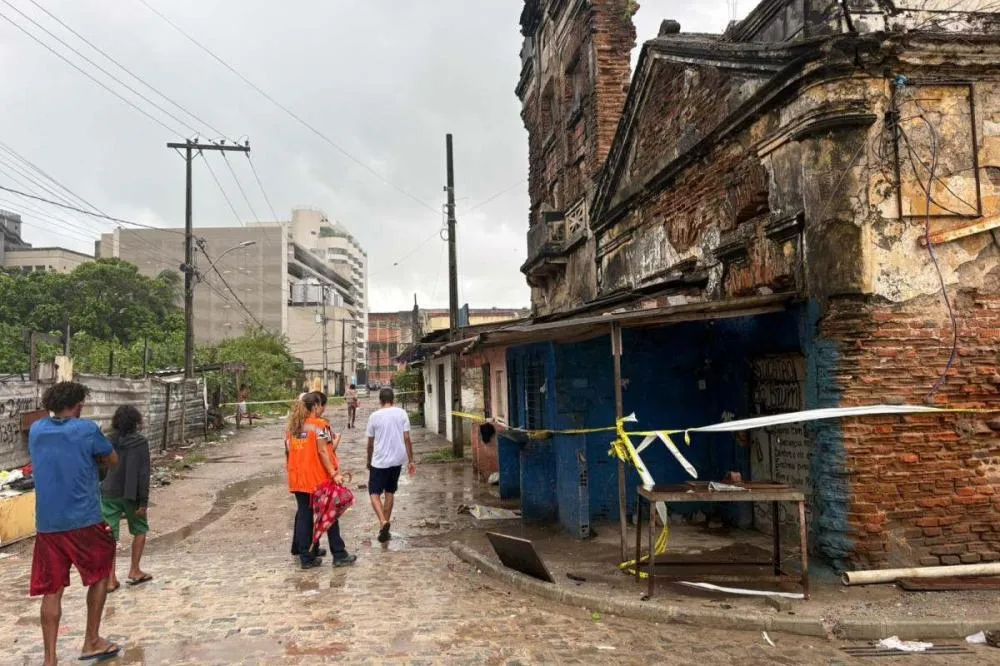 Operação da Defesa Civil do Recife retira que ficaram em casarão após desabamento no Pilar