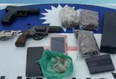 Dois suspeitos de tráfico morrem em confronto com a PM em Moreno; drogas e armas são apreendidas
