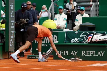 Medvedev tem ataque de fúria e estraçalha raquete ao levar duplo 6-0 no Masters de Monte Carlo