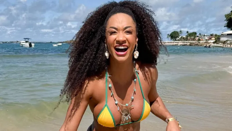 MULHERÃO! Aline Patriarca ostenta bumbum turbinado em cliques de biquíni fio-dental; veja fotos