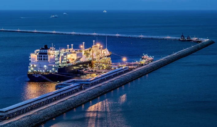 Maersk mantém alerta máximo no Estreito de Ormuz e sinaliza impacto prolongado no comércio global