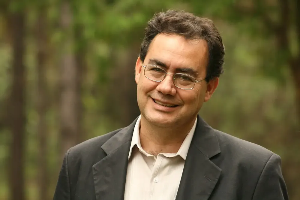 Pré-candidato à Presidência, Augusto Cury propõe drones com sirene contra feminicídio