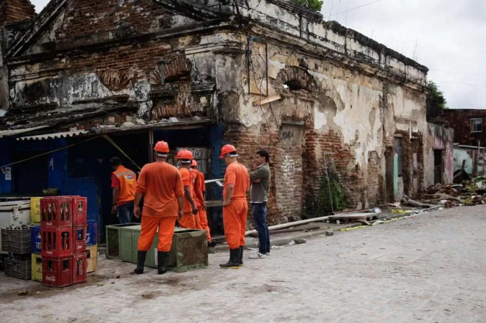 Defesa Civil começa a retirar entulhos e objetos da área desabamento de casarão no Centro do Recife