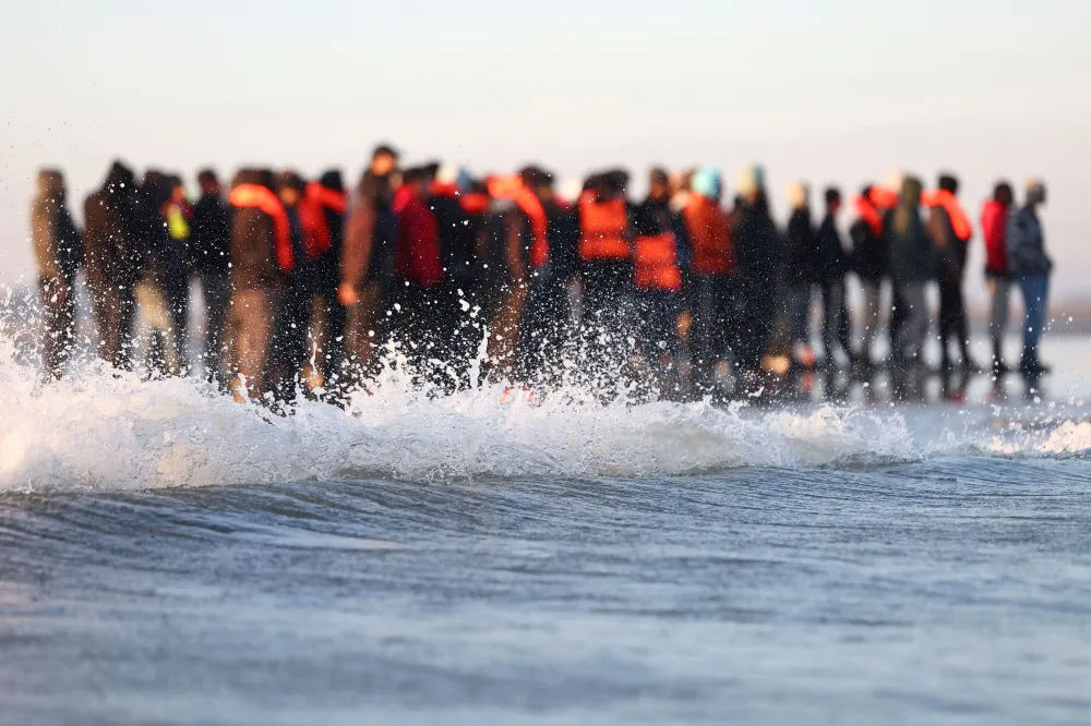 Quatro morrem em tentativa de embarque de imigrantes em bote no norte da França