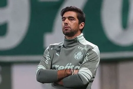 Abel Ferreira é suspenso por oito jogos no STJD e pode desfalcar Palmeiras contra o Corinthians